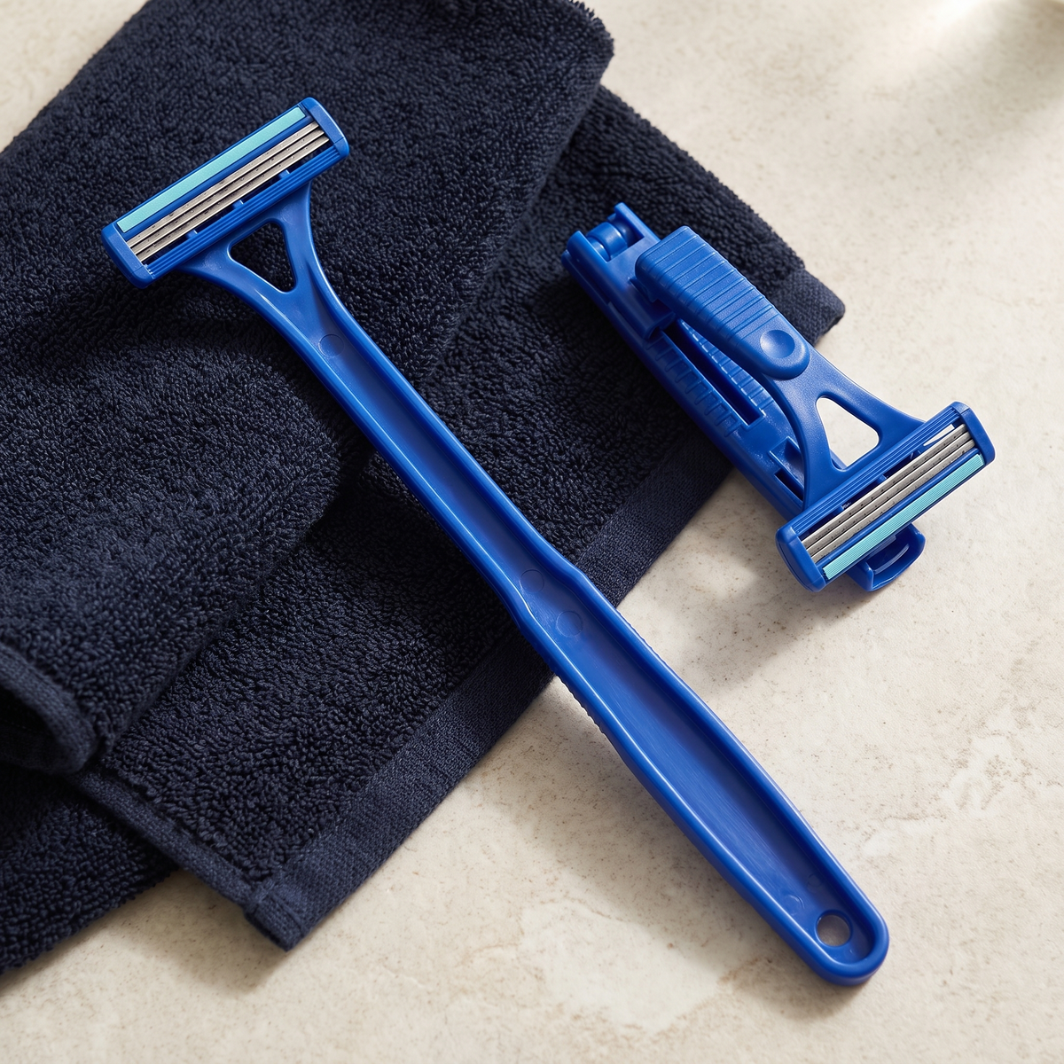 ModoEase ReachTrim back shaver folded and extended detail